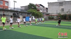 湖南江华校园足球“面上开花” 编写乡土足球